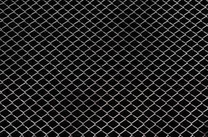 Stahldrahtzaun isoliert auf schwarzem Hintergrund mit Beschneidungspfad foto