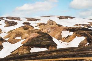 Landschaft vom Brennisteinsald Trail mit schneebedeckten Vulkanbergen in Landmannalaugar im Hochland von Island foto