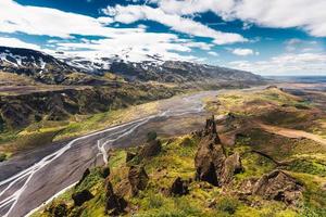 valahnukur-aussichtspunkt-wanderweg mit bergtal und krossa-fluss, der im isländischen hochland bei thorsmork, island, fließt foto