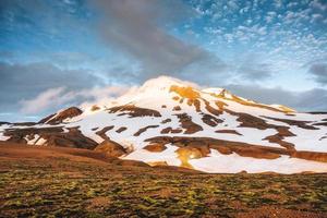 kerlingarfjoll-gebirge im geothermischen gebiet am abend im zentralisländischen hochland im sommer auf island foto