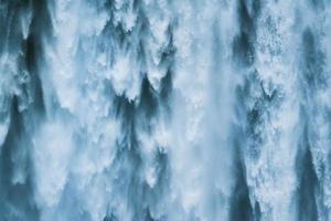 mächtiger großer natürlicher Wasserfall, der im Sommer von der Klippe fließt foto