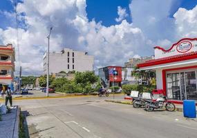 playa del carmen quintana roo mexiko 2021 typische straße und stadtbild von playa del carmen mexiko. foto