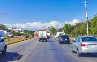 playa del carmen quintana roo mexiko 2021 typische straße und stadtbild von playa del carmen mexiko. foto