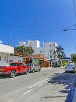 playa del carmen quintana roo mexiko 2021 typische straße und stadtbild von playa del carmen mexiko. foto