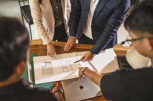 Bauanalysten sprechen in einem Konferenzraum, Analysten arbeiten als Teamsitzung, um Probleme zu lösen und Bauprojekte zu besprechen. kurzfristig Immobilien foto