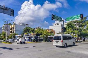 playa del carmen quintana roo mexiko 2021 typische straße und stadtbild von playa del carmen mexiko. foto