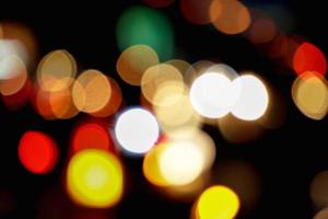 abstrakte farbenfrohe Bokeh-Reflexionsbeleuchtung auf der Straße und schwarzem Hintergrund. foto