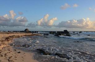 Felsformationen im Ozean im Norden von Aruba foto