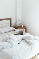 Working-Home-Isolationskonzept. Laptop im Bett foto