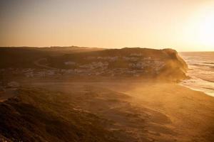 schöner orangefarbener Sonnenuntergang am Meeresufer. portugiesische Küste foto