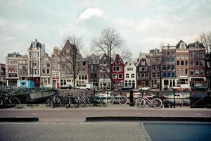 Straßenansicht des Amsterdamer Kanals. horizontaler Schuss foto