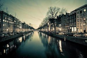 Blick auf die Amsterdamer Kanalstraße bei Nacht foto