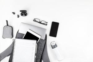 moderner Rucksack mit Laptop und Tablet im Inneren foto