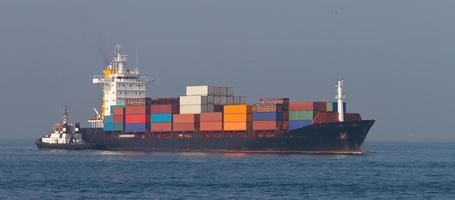 Containerschiff im Meer foto