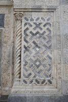 eingang der karatay madrasa in konya, turkiye foto