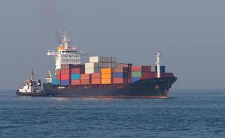 Containerschiff im Meer foto