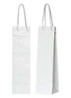 weiße papiertüte für weinflaschen isoliert auf weiß foto