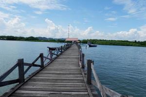 schöne landschaft mit brücke, hafen und boot am fluss, pangkajene, südsulawesi foto