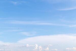 blauer himmel mit wolken, himmel hintergrundbild foto