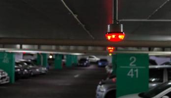 rotes Licht auf dem Parkplatz foto