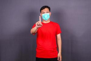 Mann mit Hygienemaske zur Vorbeugung von Infektionen, Atemwegserkrankungen wie Grippe, 2019-ncov. isoliert auf weißem Hintergrund foto