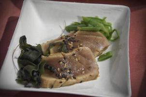 japanisches Thunfisch-Tataki mit Wakame-Algen foto