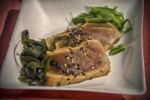 japanisches Thunfisch-Tataki mit Wakame-Algen foto