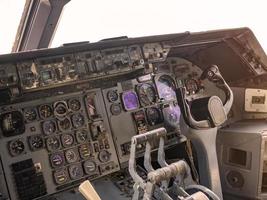 Schalttafel für die Flugzeugsteuerung im Cockpit foto