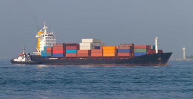 Containerschiff im Meer foto