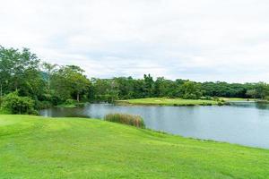 Grün mit Sandbunkern auf dem Golfplatz foto