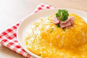 cremiges Omelette mit Schinken auf Reis foto