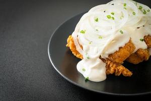 Schneezwiebelhuhn oder Brathähnchen mit cremiger Zwiebelsauce foto