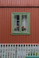 Oslo, Norwegen. 29. mai 2022. grüner fensterrahmen auf einem roten haus im norwegischen museum für kulturgeschichte in oslo. foto