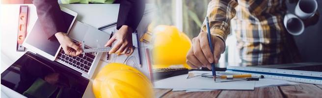 Business-Handarbeit und Laptop mit einem Architekturprojekt auf der Baustelle am Schreibtisch im Büro foto