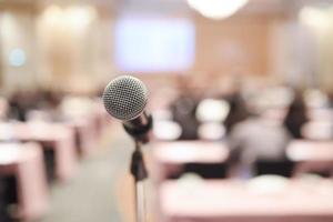 Nahaufnahme des Mikrofons im Konzertsaal oder Konferenzraum foto