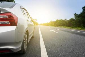 Nahaufnahme Seite des silbernen Autos und Licht auf der Straße foto