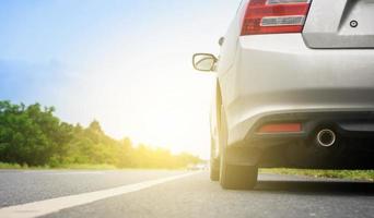 Nahaufnahme der Rückseite des silbernen Autos und Licht auf der Straße foto