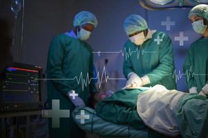 Professionelle Ärzte im Operationssaal, die cpr durchführen und ein elektrisches Defibrillatorgerät verwenden, um das Leben eines Patienten zu retten. Gesundheitskonzept. foto