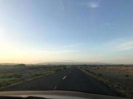 Leere Straße, die durch Islands wunderschöne südliche Landschaft führt foto