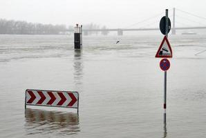 extremes wetter - überschwemmter parkplatz in düsseldorf, deutschland foto