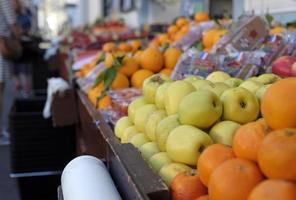 Waren bei einem Gemüsehändler in Marseille, Frankreich foto