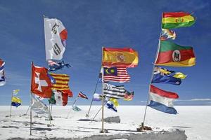 Verschiedene Nationalflaggen in den Salinen von Uyuni, Bolivien foto