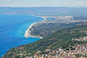 luftaufnahme der landschaft der küste kalabriens in italien, man sieht den hafen von gioa tauro und die angrenzenden länder, reisereportage foto