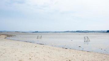 leerer Fußballplatz am Strand bei Ebbe. Bretagne, Frankreich foto