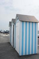 blau-weiße Umkleidekabinen neben dem Strand. heiliger pol de leon. Frankreich foto