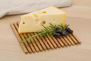 Käse Maasdamer auf Holzbrett und Holzhintergrund foto