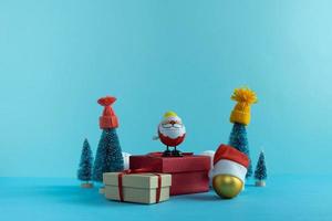 Weihnachtsmann und Weihnachtsbäume in Wintermützen mit Geschenken. Fröhliche Weihnachten. Frohes neues Jahr foto