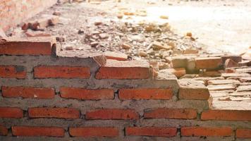 Nahaufnahme der Trümmer eines Industriegebäudes, die in einen Haufen Beton und Ziegel einstürzen. und die gezackten Trümmer, die durch das Versagen der Ingenieure bei der verlassenen Konstruktion verursacht wurden. foto