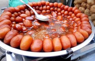 Die indische Süßigkeit namens Gulab Jamun wird auf dem lokalen Markt verkauft. foto