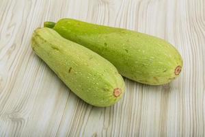 Zucchini auf Holzuntergrund foto